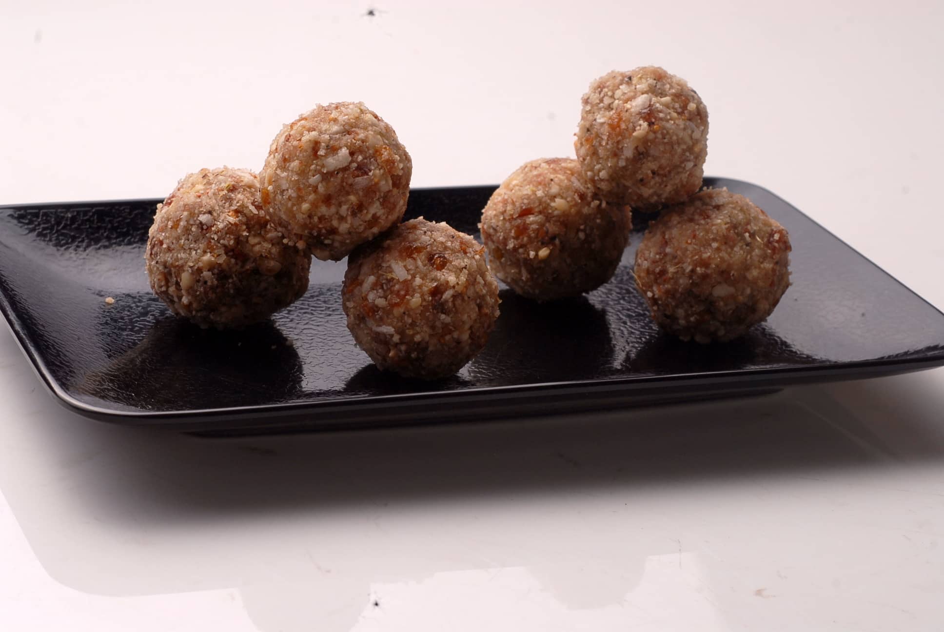  চিড়ে, গুড় দিয়ে বাড়িতে সহজেই তৈরি করে ফেলুন লাড্ডু। (Photo Collected)