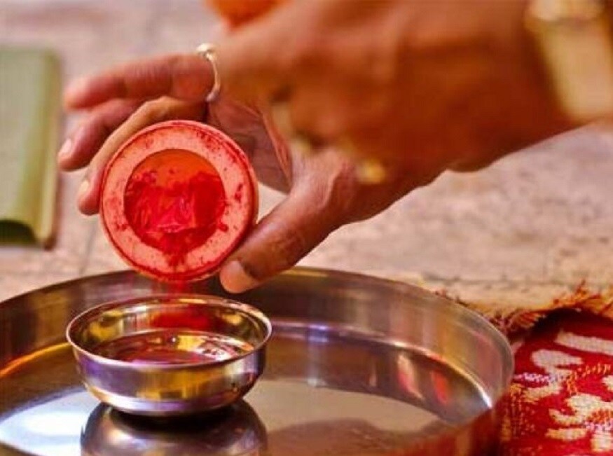 • কমলা সিঁদুর: কমলা সিঁদুর দিয়ে হনুমানজির আরাধনা করলে তিনি তুষ্ট হন ৷ বলা হয়, এই উপাদানে দেবতার পুজো করলে নাকি ধারদেনও মিটে যায় ৷ • কমলা সিঁদুর: কমলা সিঁদুর দিয়ে হনুমানজির আরাধনা করলে তিনি তুষ্ট হন ৷ বলা হয়, এই উপাদানে দেবতার পুজো করলে নাকি ধারদেনও মিটে যায় ৷