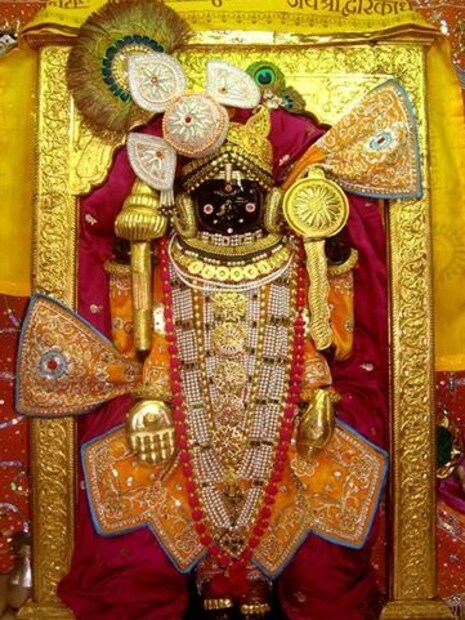 • দ্বারকাদীশ মন্দির: ২০০০-২২০০ বছরের পুরনো এই মন্দির ৷ মনে করা হয় শ্রীকৃষ্ণের পৌত্র এই মন্দির তৈরি করেছিলেন ৷ 