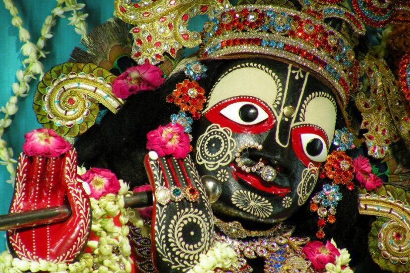 • শ্রী শ্রী রাধা মদন মোহন মন্দির: মনে করা হয় এটাই বৃন্দাবনের সবচেয়ে পুরনো মন্দির ৷ যমুনা নদীর পাশে পাহাড়ের ৫০ ফুট উঁচুতে দুর্দান্ত টেরাকোটা কাজ করা এই মন্দিরে আজ সকাল থেকেই মহা সমারহে চলছে উৎসব ৷