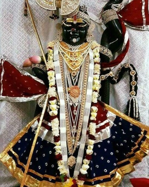 • শ্রী নাথজি মন্দির: মনে করা হয়, রাজস্থানের এই কৃষ্ণ নাথজি সাত বছরের বালক ৷ তাই এই কৃষ্ণের উচ্চতাও কম ৷ গোবর্ধনধারী রূপে এখানে পূজিত হন কৃষ্ণ ৷