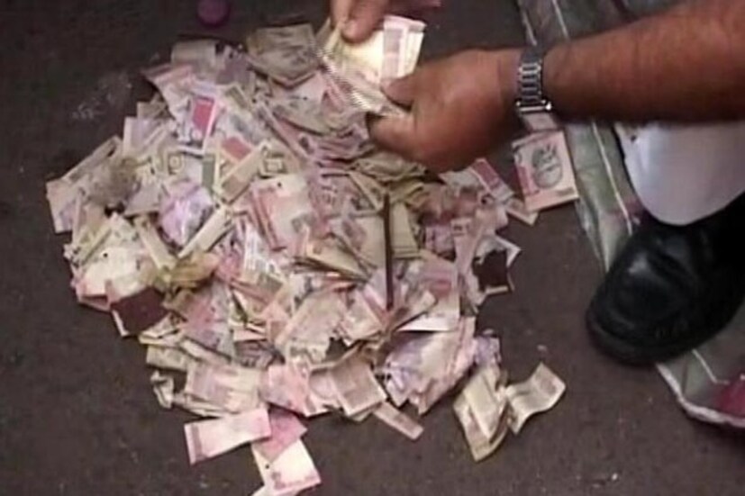 RBI নোট রিফান্ড ২০০৯ অনুসারে, শুধু মাত্র ১, ২, ৫, ১০, ২০, ৫০, ১০০, ৫০০ এবং ১০০০ টাকারই ছেঁড়া-ফাটা নোট বদলানো যেত ৷ ২০১৬ সালের ৮ নভেম্বর প্রধানমন্ত্রী নরেন্দ্র মোদির ঘোষণায় বাতিল হয়ে যায় ৫০০ ও ১০০০ টাকার নোট ৷ এর বদলে বাজারে আসে নয়া ২০০০ টাকার নোট ৷ পরে ধীরে ধীরে ৫০০, ২০০, ৫০, ১০ ও ১০০ টাকার নয়া নোট আসে মার্কেটে ৷ কিন্তু ২০০৯ সালের নোট বদল নিয়মে ২০০০ ও ২০০ টাকার নয়া অঙ্কের নোটের উল্লেখ না থাকায় এতদিন নিয়মের বেড়াজালেই আটকে ছিল ছেঁড়া-ফাটা নোটের বদল প্রক্রিয়া ৷