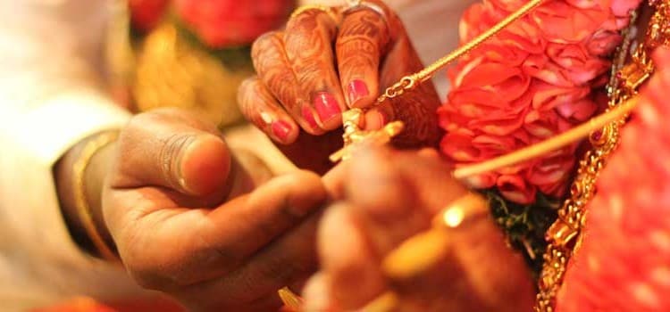 কোনও কিছুতে আবেগ না-থাকলে, রাগ-দুঃখ-আনন্দ কিছুই অনুভূতি হয় না৷ পরস্পরের প্রতি আবেগ থাকলেই রাগ হয়৷ ভেবে দেখুন, স্ত্রী বা স্বামীর উপর আর রাগ বা অভিমান হচ্ছে কিনা৷ মতের অমিল একেবারেই না-হলে চেক করুন এখনই৷ ফাটল দেখা দেওয়ার লক্ষণ এটি৷ নিঃস্তব্ধতা ভেঙে কথা বলুন দুজনে৷ কোনও কিছুতে আবেগ না-থাকলে, রাগ-দুঃখ-আনন্দ কিছুই অনুভূতি হয় না৷ পরস্পরের প্রতি আবেগ থাকলেই রাগ হয়৷ ভেবে দেখুন, স্ত্রী বা স্বামীর উপর আর রাগ বা অভিমান হচ্ছে কিনা৷ মতের অমিল একেবারেই না-হলে চেক করুন এখনই৷ ফাটল দেখা দেওয়ার লক্ষণ এটি৷ নিঃস্তব্ধতা ভেঙে কথা বলুন দুজনে৷