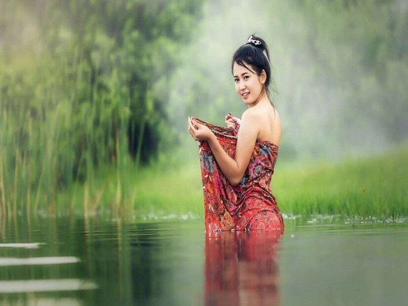 সাবানের ব্যবহার আমরা সকলেই করি৷ কিন্তু জানি কি কোনটা আমাদের ত্বকের জন্য উপযুক্ত৷ মনে হয় না৷ বিজ্ঞাপন দেখে আজ এই সাবান তো কাল ওই সাবান ৷ Photo - Collected 