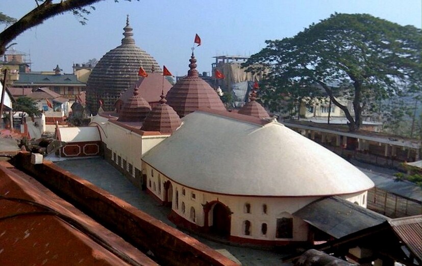 কামরূপ কামাক্ষা মন্দির : এই মন্দিরে মহিলাদের কেবলমাত্র ঋতুমতী মহিলাদের প্রবেশাধিকার রয়েছে ৷ এখানে মাকে শুধুমাত্র মহিলা পূজারিরা সেবা করে থাকেন ৷ যেখানে নারীর ঋতুচক্রের সময়কে শুভ বলে মনে করা হয়ে থাকে ৷ পুরাণে কথিত আছে ভগবান বিষ্ণু সুদর্শন চক্র দিয়ে মা সতীর কোমর কেটে ছিলেন সেই কোমর এই স্থানে পড়তেই কামাক্ষা মন্দির নির্মিত হয়েছে ৷ ছবি সংগৃহীত ৷
