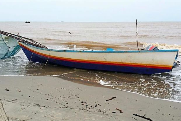 গোটা বিশ্বে যৌনসুরক্ষা ও কন্ট্রাসেপটিভ হিসেবে কন্ডোম পরিচিত হলেও কেনিয়ার মৎস্যজীবীদের দৌলতে নয়া তকমা জুটল তার গায়ে ৷ মোম্বাসার এই জেলেরা যে কাজে কন্ডোম ব্যবহার করেন তার সঙ্গে যৌনতার কোনও সম্পর্ক নেই ৷ নিজেদের মোবাইল ফোন বাঁচাতে বা মোবাইল ফোনের সুরক্ষায় কন্ডোমটি ওয়াটার প্রুফিংয়ের কাজে লাগান তারা ৷ সমুদ্রে মাছ ধরতে নামার আগে কন্ডোমের মধ্যে ভরে নেন মোবাইল ৷ গোটা বিশ্বে যৌনসুরক্ষা ও কন্ট্রাসেপটিভ হিসেবে কন্ডোম পরিচিত হলেও কেনিয়ার মৎস্যজীবীদের দৌলতে নয়া তকমা জুটল তার গায়ে ৷ মোম্বাসার এই জেলেরা যে কাজে কন্ডোম ব্যবহার করেন তার সঙ্গে যৌনতার কোনও সম্পর্ক নেই ৷ নিজেদের মোবাইল ফোন বাঁচাতে বা মোবাইল ফোনের সুরক্ষায় কন্ডোমটি ওয়াটার প্রুফিংয়ের কাজে লাগান তারা ৷ সমুদ্রে মাছ ধরতে নামার আগে কন্ডোমের মধ্যে ভরে নেন মোবাইল ৷