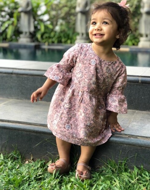 • ৩ বছর হল বিয়ে হয়েছে শাহিদ কাপুর আর মিরা রাজপুতের ৷ ২০১৫ সালের ৭ জুলাই বিয়ে হয়েছিল তাঁদের ৷ ২ বছরের একটি কন্যা সন্তান রয়েছে তাঁদের ৷ ছবি: ইনস্টাগ্রাম ৷