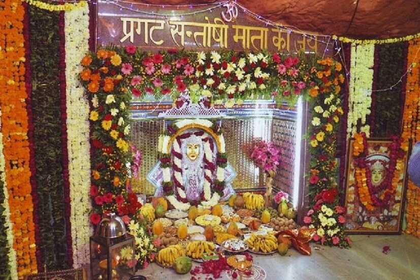   সন্তোষীমা মন্দির : এই মন্দিরে মহিলারা মা সন্তোষীর ব্রত রাখেন ও পুজো করে থাকেন ৷ মূলত কুমরী মহিলারাই মা সন্তোষীর ব্রত করেন ৷ এই পুজোর করতে হলে টক খাওয়া চলবেনা ৷ পুরুষেরা মায়ের পুজো করতে পারেন ৷ তবে শুক্রবার সন্তোষী মায়ের কোনও মন্দিরেই তাঁদের প্রবেশাধিকার নেই ৷ 