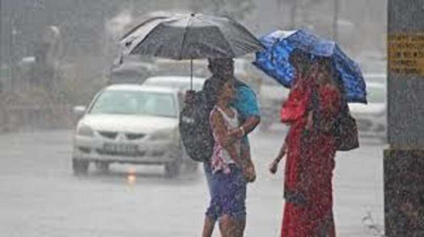 নিম্নচাপের জেরে বিপর্যস্ত উপকূলীয় এলাকা ৷ তবে শুক্রবার বাংলা থেকে অনেকটাই সরে যাবে নিম্নচাপ ৷ এরজেরে দক্ষিণবঙ্গে বৃষ্টি কমবে ৷ তবে উত্তরবঙ্কে বাড়বে বৃষ্টি ৷ তবে ওড়িশায় প্রবল বৃষ্টির সম্ভাবনা রয়েছে ৷ 