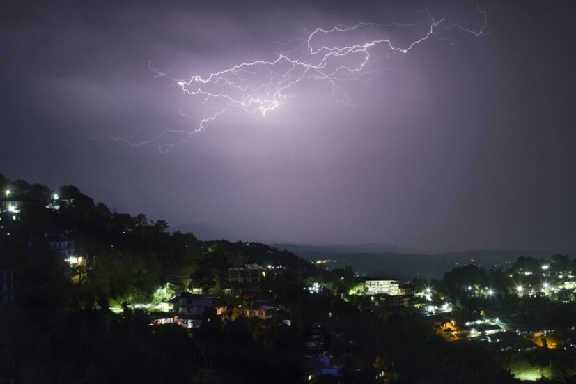 আজ থেকেই বাড়বে দিনের তাপমাত্রা ৷ তবে, তাপমাত্রা বাড়লেও এখনই কমছে না বৃষ্টি ৷ এমনটাই জানালেন আবহাওয়াবিদরা ৷ কলকাতায় হালকা বৃষ্টির পূর্বাভাস জারি হয়েছে ৷ 