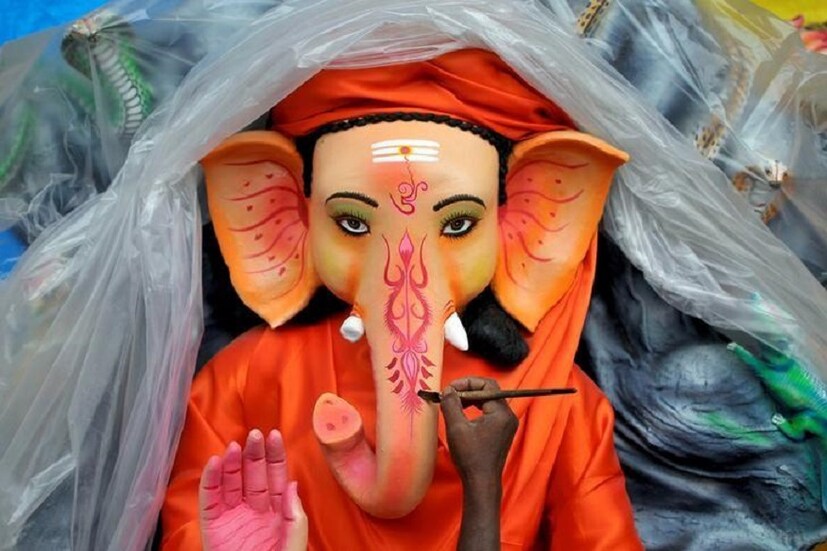   গণেশের মামা শনিদেব যাঁর দিকেই তাকাতেন তার শিরচ্ছেদ হয়ে যেত ৷ এই রকমের একদিনে গণেশ রাস্তায় বেরিয়েছিলেন তখনই সামনাসামনি হয়েছে মামা শনিদেবের ৷ শনির রোষে সঙ্গে সঙ্গে গণেশের শিরচ্ছেদ হয়ে যায় ৷ দৈববাণী অনুসারে এক মৃত শ্বেত ঐরাবতের (সাদা হাতি) মাথা এনে গণেশের শরীরে প্রতিস্থাপিত করতেই সংজ্ঞা ফিরে পেয়েছিল গণেশ ৷ ছবি সংগৃহীত ৷
