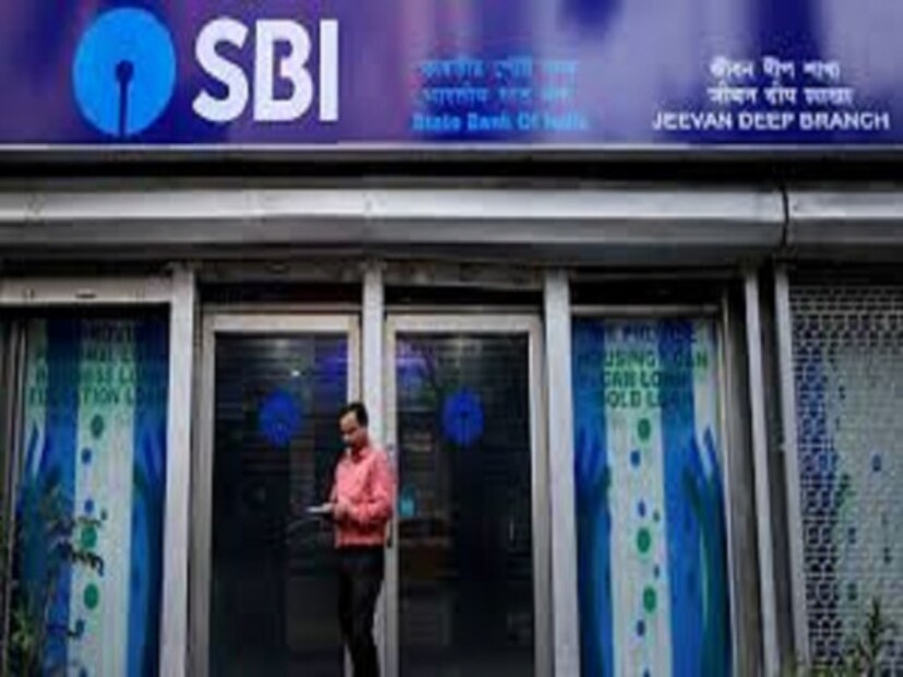 টাকা লেনদেনের ক্ষেত্রে স্টেট ব্যাঙ্ক নিয়ে এল বড়সড় বদল ৷ গ্রাহকদের ব্যাঙ্ক অ্যাকাউন্ট সুরক্ষিত রাখার জন্য এই পদক্ষেপ নিতে চলেছে এসবিআই ৷ নোট বাতিলের সময় একাধিক জালিয়াতির ঘটনা সামনে এসেছিল ৷ এর জেরে স্টেট ব্যাঙ্কের তরফে সিদ্ধান্ত নেওয়া হয়েছে যে একজনের অ্যাকাউন্ট অন্য কেউ টাকা জমা করতে পারবেন না ৷ যদি 'A' নামে কোনও ব্যক্তির স্টেট ব্যাঙ্কে অ্যাকাউন্ট থাকে কেবল সেই ব্যাঙ্কের ক্যাশকাউন্টারে গিয়ে টাকা জমা দিতে পারবে ৷ এমনকি বাবা বলে ছেলের অ্যাকাউন্টে টাকা জমা করতে দেওয়া হবে না ৷