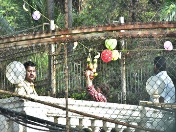 আব্রামকে সঙ্গে নিয়ে জন্মাষ্টমীতে একী ঘটালেন শাহরুখ !