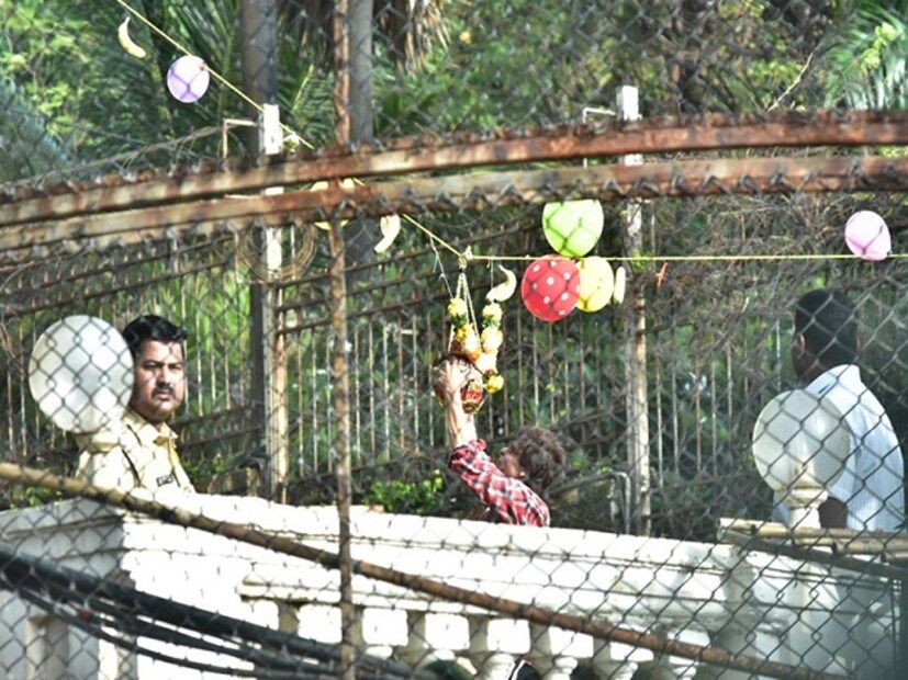 জন্মাষ্টমী উপলক্ষে নিজের বাড়ি মন্নতে হান্ডি ভাঙাতে মেতে উঠলেন শাহরুখ খান ৷ Image: Viral Bhayani)
