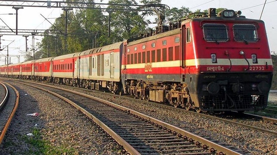 মনে রাখবেন, UTS অ্যাপ-এ টিকিটের দুটি অপশন রয়েছে৷ একটি হল পেপারলেস ও অপরটি প্রিন্টেড৷ দুটির ক্ষেত্রেই কিন্তু নিয়ম আলাদা৷ আপনি যদি স্টেশন থেকে ৫ কিমি-তে থাকেন, তা হলে পেপারলেস টিকিট কাটতে পারেন৷ এই অপশনে টিকিট বুক করলে, সোজা মোবাইলে ডাউনলোড হয়ে যাবে৷ মনে রাখবেন, UTS অ্যাপ-এ টিকিটের দুটি অপশন রয়েছে৷ একটি হল পেপারলেস ও অপরটি প্রিন্টেড৷ দুটির ক্ষেত্রেই কিন্তু নিয়ম আলাদা৷ আপনি যদি স্টেশন থেকে ৫ কিমি-তে থাকেন, তা হলে পেপারলেস টিকিট কাটতে পারেন৷ এই অপশনে টিকিট বুক করলে, সোজা মোবাইলে ডাউনলোড হয়ে যাবে৷