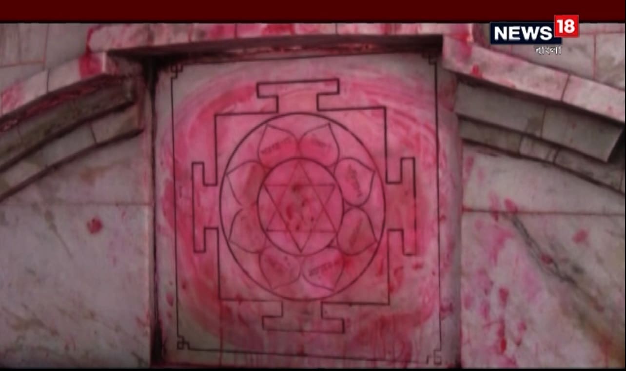 • এই কৌশিকী অমাবশ্যায় তারাপীঠের মন্দিরে চলে নানা ধরনের পূজা ও সাধনা। তারাপীঠ মন্দিরের উৎস ও তীর্থমাহাত্ম্য সম্পর্কে একাধিক কিংবদন্তি লোকমুখে প্রচারিত হয়ে থাকে। কৌশিকী অমাবস্যার শুভ তিথিতে জেনে নিন এই তীর্থক্ষেত্রে সম্বন্ধে নানা অজানা ইতিহাস ৷ ছবি: News18 Bangla • এই কৌশিকী অমাবশ্যায় তারাপীঠের মন্দিরে চলে নানা ধরনের পূজা ও সাধনা। তারাপীঠ মন্দিরের উৎস ও তীর্থমাহাত্ম্য সম্পর্কে একাধিক কিংবদন্তি লোকমুখে প্রচারিত হয়ে থাকে। কৌশিকী অমাবস্যার শুভ তিথিতে জেনে নিন এই তীর্থক্ষেত্রে সম্বন্ধে নানা অজানা ইতিহাস ৷ ছবি: News18 Bangla