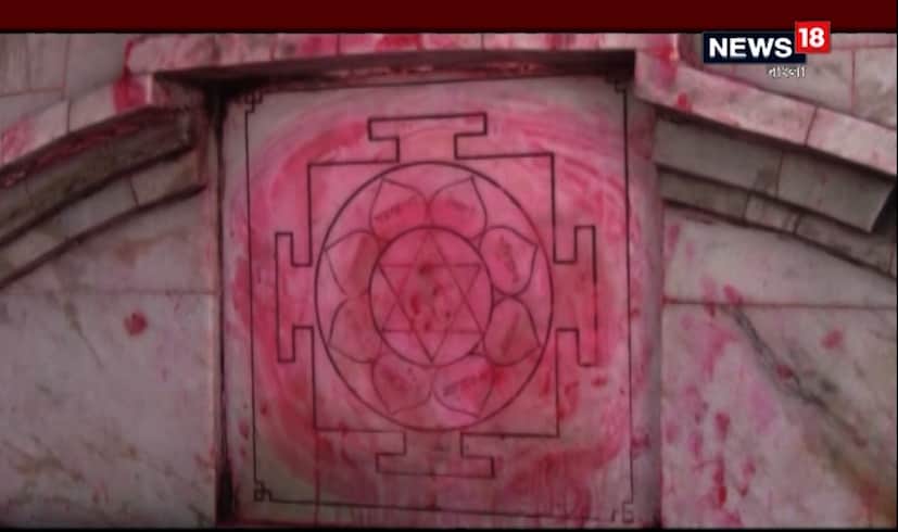 • এই কৌশিকী অমাবশ্যায় তারাপীঠের মন্দিরে চলে নানা ধরনের পূজা ও সাধনা। তারাপীঠ মন্দিরের উৎস ও তীর্থমাহাত্ম্য সম্পর্কে একাধিক কিংবদন্তি লোকমুখে প্রচারিত হয়ে থাকে। কৌশিকী অমাবস্যার শুভ তিথিতে জেনে নিন এই তীর্থক্ষেত্রে সম্বন্ধে নানা অজানা ইতিহাস ৷ ছবি: News18 Bangla