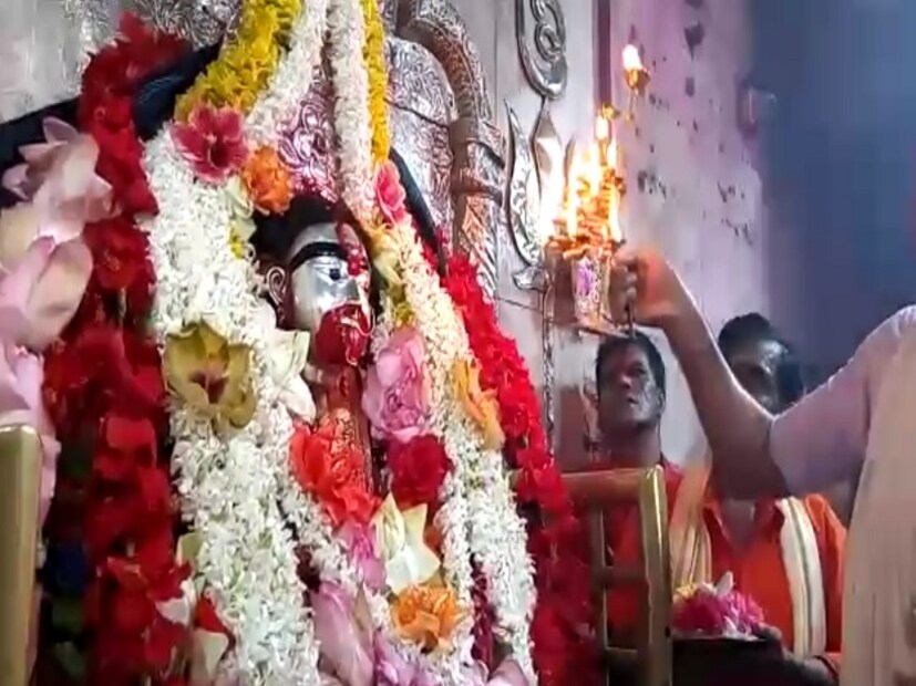• এইদিন সকালে স্নান করিয়ে রাজবেশে সাজানো হয় মা’কে ৷ তারপর শুরু হয় পুজো ৷ এ বছর টানা দু’দিন ধরে অমাবস্যা রয়েছে ৷ ফলে দীর্ঘ সময় ধরে শুভ পুজো চলছে তারাপীঠ মন্দিরে ৷ এই প্রথম নজিরবিহীন ভাবে টানা ২ দিন খোলা রয়েছে মন্দিরের দরজা ৷ গতকাল সারা রাত খোলা ছিল মায়ের মন্দির ৷ অমাবস্যা লাগার পর থেকেই ভক্ত সমাগম বেড়েছে মন্দিরে ৷ দলে দলে পুজো দিচ্ছেন ভক্তরা ৷ ছবি: News18 Bangla 