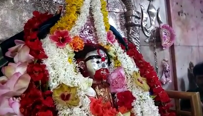 • কথিত আছে, মা তারার অপর নাম কৌশিকী। পুরাণ মতে, কৌশিকী রূপেই শুম্ভ নিশুম্ভকে বধ করেছিলেন মা তারা। এই তিথিতেই নাকি তারাপীঠের মহাশ্মশানের শ্বেতশিমূল গাছের তলায় সাধনা করে সিদ্ধিলাভ করেছিলেন সাধক বামাক্ষ্যাপা। সেই বিশ্বাসেই কৌশিকী অমাবস্যাতে লক্ষাধিক পুণ্যার্থীদের ভিড় হয় তারাপীঠে। ছবি: News18 Bangla
