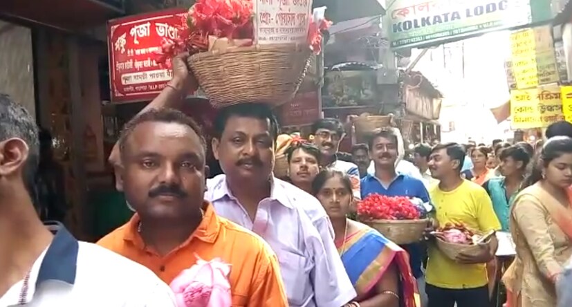 • আজ সারাদিন ধরে তারাপীঠের মন্দির খোলা থাকবে ৷ সকাল হতেই স্নান করে, পট্টবস্ত্র পরে, হাতে পুজোর ডালি নিয়ে দলে দলে হাজির হচ্ছেন ভক্তরা ৷ মন্দির চত্বরে কড়া নিরাপত্তার ব্যবস্থা করা হয়েছে ৷ ৩০০ জন নিরাপত্তারক্ষী, বিশেষ প্রশিক্ষণপ্রাপ্ত মহিলা রক্ষীরাও রয়েছেন ৷ ছবি: News18 Bangla