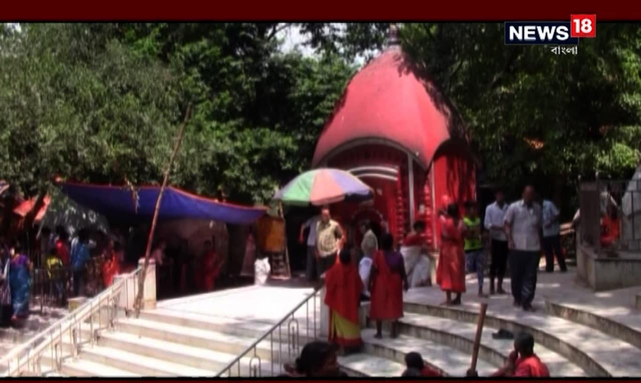 • দক্ষরাজার কন্যা সতী, মহাদেবের ঘরণী ৷ এদিকে দক্ষ রাজা একেবারেই পছন্দ করেন না ভষ্মমাখা, শশ্মানচারী শিবকে ৷ তাই দক্ষযজ্ঞেও নিমন্ত্রিত হন না তিনি ৷ যজ্ঞেশ্বর শিবহীন এই যজ্ঞে শিবের নামে নিন্দা ও কটূক্তি চলতে থাকে ৷ ছবি: News18 Bangla • দক্ষরাজার কন্যা সতী, মহাদেবের ঘরণী ৷ এদিকে দক্ষ রাজা একেবারেই পছন্দ করেন না ভষ্মমাখা, শশ্মানচারী শিবকে ৷ তাই দক্ষযজ্ঞেও নিমন্ত্রিত হন না তিনি ৷ যজ্ঞেশ্বর শিবহীন এই যজ্ঞে শিবের নামে নিন্দা ও কটূক্তি চলতে থাকে ৷ ছবি: News18 Bangla