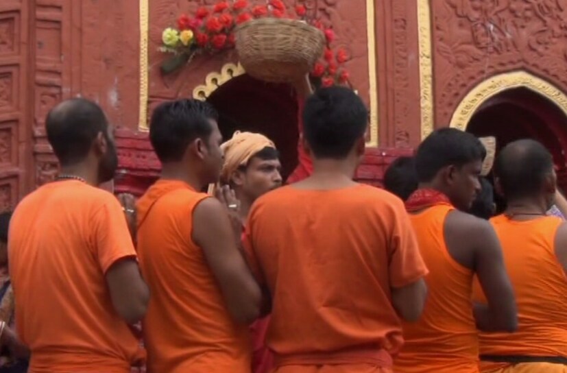 • অত্যন্ত ক্রুব্ধ হয়ে সতীর দেহ কাঁধে নিয়ে প্রলয় নৃত্য শুরু করেন তিনি ৷ সৃষ্টি রসাতলে যাচ্ছে দেখে শঙ্কিত হয়ে পড়েন দেবতারা ৷ নটরাজকে থামাতে তাই হাতে সুদর্শন চক্র তুলে নেন বিষ্ণু ৷ চক্রের আঘাতে ছিন্নভিন্ন করে দেন দেবী সতীর দেহ ৷ ৫১টি টুকরো হয়ে ছড়িয়ে পড়ে সেই দেহ খণ্ডগুলি ৷ সেই থেকেই ৫১টি সতী পিঠ তৈরি হয় ৷ ছবি: News18 Bangla
