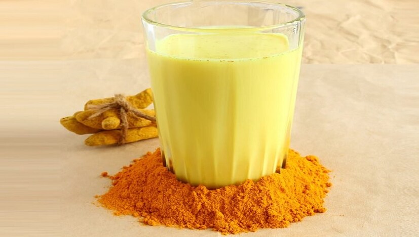 এক গ্লাস দুধে আধ চা চামচ হলুদের গুঁড়ো মিশিয়ে ফোটাতে থাকুন। ২ চা চামচ মধু এবং সামান্য গোল মরিচের গুঁড়ো মেশান। মিশ্রণটা বেশ গাঢ় হবে। দিনে দু থেকে তিনবার খেলে বুকের কফ গায়েব! Photo Source: Collected