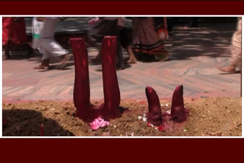  পশুহত্যা কখনই সমর্থন যোগ্য নয় ৷ তবে একবার জেনে নেওয়া যাক কেন পশু সহ বিভিন্ন প্রকারের বলির দেওয়া হয় মায়ের সামনে ৷