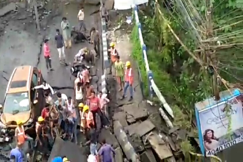 ব্রিজের নিচ দিয়ে গিয়েছে বজবজ শাখার রেল লাইন। দুর্ঘটনার পর বজবজ লাইনে ট্রেন চলাচল বন্ধ করে দেওয়া হয়। 