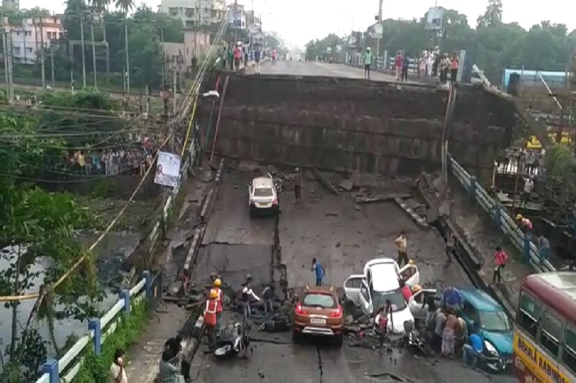আটকে পড়া উদ্ধারে হাত লাগায় স্থানীয় মানুষ। উদ্ধারকাজে চালাচ্ছে বিপর্যয় মোকাবিলা বাহিনী।