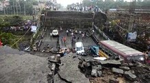 হুড়মুড়িয়ে ভেঙে পড়ল মাঝেরহাট ব্রিজ, মুহূর্তে দুমড়েমুচড়ে গেল মিনিবাস, গাড়ি, বাইক হুড়মুড়িয়ে ভেঙে পড়ল মাঝেরহাট ব্রিজ, মুহূর্তে দুমড়েমুচড়ে গেল মিনিবাস, গাড়ি, বাইক