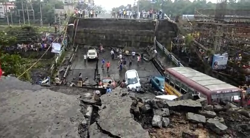 এদিন বিকেল ৪টে ১৫ নাগাদ মাঝেরহাট ব্রিজের অ্যাপ্রোচ রোডে অংশ ভেঙে পড়ে। ব্রিজের নীচে আটকে পড়ে মিনিবাস, প্রাইভেট কার সহ বেশ কয়েকটি গাড়ি। ব্রিজের নিচ দিয়ে গিয়েছে বজবজ শাখার রেল লাইন। দুর্ঘটনার পর বজবজ লাইনে ট্রেন চলাচল বন্ধ করে দেওয়া হয়। Photo Source: News18Network