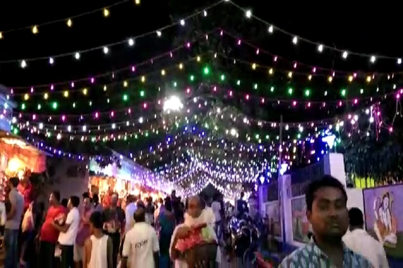 আলোক সজ্জিত কঙ্কালিতলা আজ যেন এক মহাপ্রয়াগের মেলা ৷