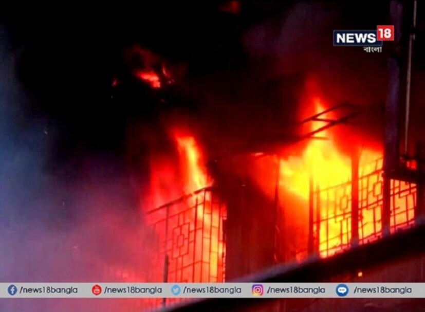স্থানীয়দের একাংশের দাবি, বাগরি মার্কেটের ছাদে গ‍্যাস সিলিন্ডারও মজুত ছিল। আগুনে সেগুলিও ফাটতে শুরু করে। 