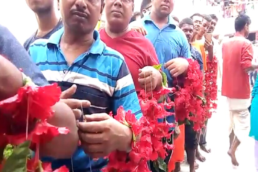 আমবস্যায় মায়ের আরাধনা, আমবস্যা অর্থাৎ ঘোর অন্ধকার অন্ধকারে প্রদীপ জেলে গীতা পাঠ করে তেমনই সেই প্রদীপের আলোতেই দলিল জাল করা হয় ৷ মায়ের কাছে কৌশিকী অমাবস্যায় দূর হোক যাবতীয় মনের কালিমা ৷ নিজের খারাপ সমস্ত রিপুকে আজই মায়ের কাছে বলিদান করুন ৷ ছবি সংগৃহীত ৷