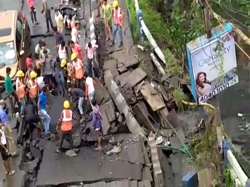 ব্যস্ত সময়ে আচমকাই ভেঙে পড়ল মাঝেরহাট ব্রিজ। এদিন বিকেল ৪টে ১৫ নাগাদ মাঝেরহাট ব্রিজের অ্যাপ্রোচ রোডে অংশ ভেঙে পড়ে। 