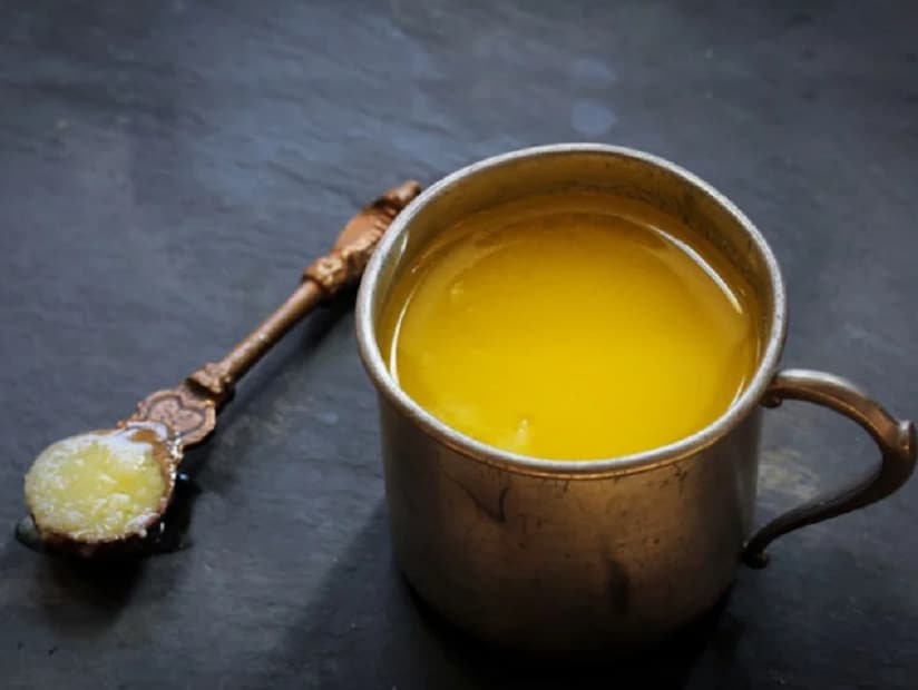 • লিপ বামের কাজ করে ঘি ৷ ঠোঁটের যত্ন নিতে ঘি লাগান ৷