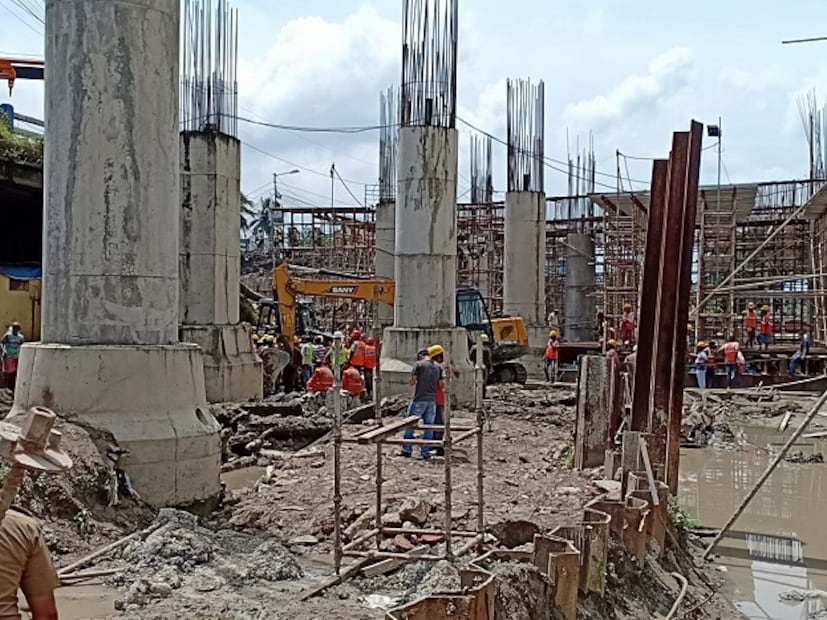 মাঝেরহাট দুর্ঘটনা কান্ডে ব্রিজের নীচে চাপা পড়ে আছেন অনেকে ৷ এই আশঙ্কাই করা হচ্ছে ৷ এখনও পর্যন্ত ২জনের খোঁজ পাওয়া যাচ্ছে না ৷ উদ্ধারকাজ চলছে জোরকদমে ৷  Photo : News 18 Bangla.com 