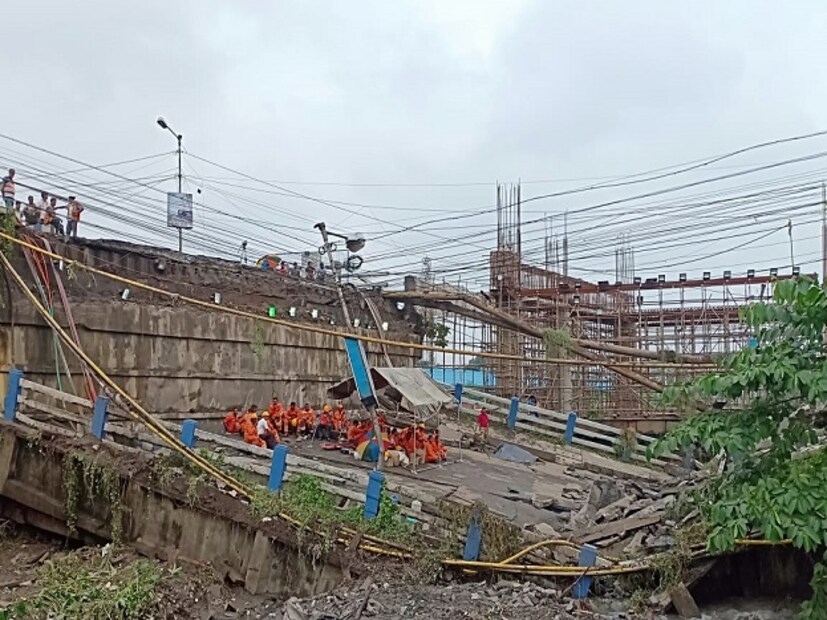 গতকাল (মঙ্গলবার) শহরের বুকে ঘটে যাওয়া ভয়ঙ্কর ঘটনা ৷ মাঝেরহাটের ব্রিজ ভেঙে যাওয়া নিয়ে চরম উত্তেজনা শহরবাসীর ৷ কেন ভেঙে পড়ল এই অতি ব্যস্ত উড়ালপুল ? তদন্তের হবে, জানিয়েছেন মুখ্যমন্ত্রী ৷ আজ সকালের ছবি দেখুন ৷ Photo : News 18 Bangla.com