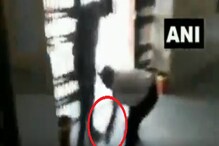 ABVP-র শাসানি, ছাত্রদের পা ছুঁয়ে ক্ষমা চাইলেন শিক্ষক, দেখুন ভিডিও ABVP-র শাসানি, ছাত্রদের পা ছুঁয়ে ক্ষমা চাইলেন শিক্ষক, দেখুন ভিডিও