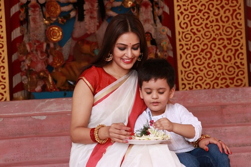 কিন্তু পুজোর সময়টা তো আর মন খারাপ করে বসে থাকা যায় না ৷ একদিকে, তাঁর অভিনীত ছবি ‘ব্যোমকে গোত্র’ বক্সঅফিসে বেশ ভাল ব্যবসা করছে ৷-নিজস্ব চিত্র ৷