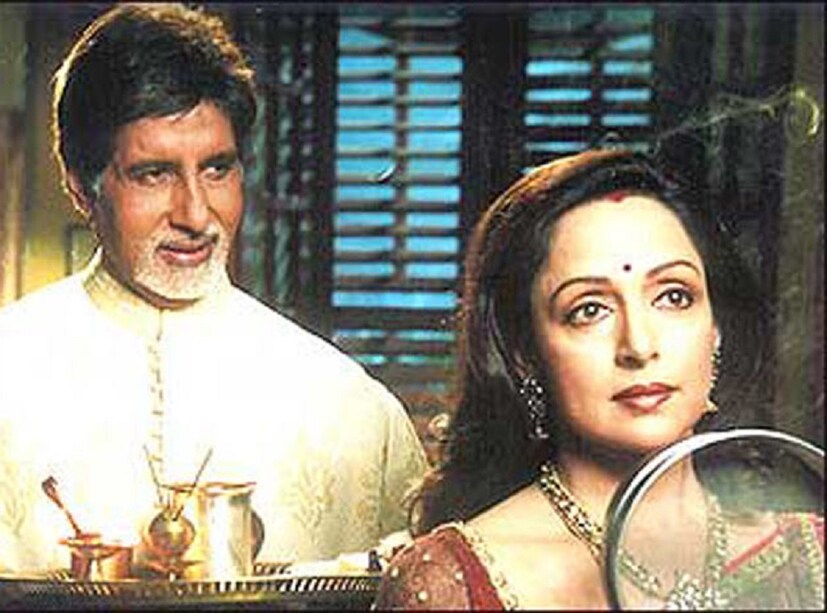 চালুনিও রাখা হয় ৷ শাশুড়ি কিংবা বাড়িতে কোনও বয়োজ্যোষ্ঠা কোনও মহিলা থাকলে তাঁর জন্য কাপড় দেওয়া হয় ৷