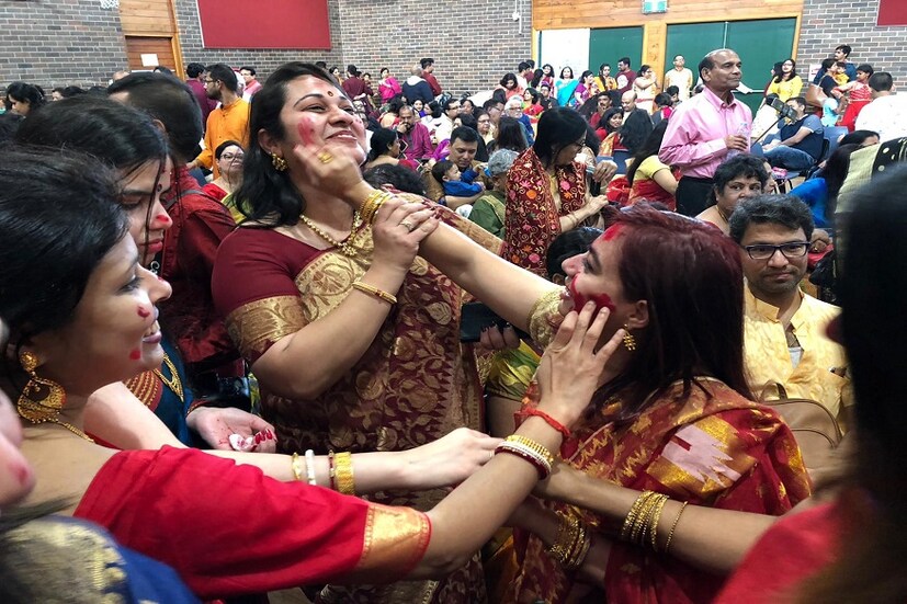 দুর্গাপুজো মানে শুধু বাংলা বা ভারতের নয় ৷ গোটা বিশ্বের কোণায় কোণায় ছড়িয়ে থাকা বাঙালিরা এই সময়েই বিদেশের মাটিতে ফিরিয়ে নিয়ে আসে একট টুকরো বাংলাকে ৷ ছবি: অস্মিতা সেনগুপ্ত ৷