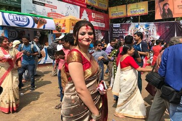 উৎসব শেষে বিষাদের সুর, বাগবাজারের সিঁদুর খেলায় রাঙা হল দশমীর সকাল উৎসব শেষে বিষাদের সুর, বাগবাজারের সিঁদুর খেলায় রাঙা হল দশমীর সকাল