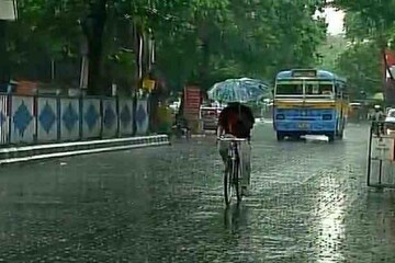 চতুর্থীর দুপুর থেকে ঝেঁপে বৃষ্টি কলকাতায়, বাংলাদেশে যাওয়ার আগে কী খেল দেখাচ্ছে তিতলি চতুর্থীর দুপুর থেকে ঝেঁপে বৃষ্টি কলকাতায়, বাংলাদেশে যাওয়ার আগে কী খেল দেখাচ্ছে তিতলি