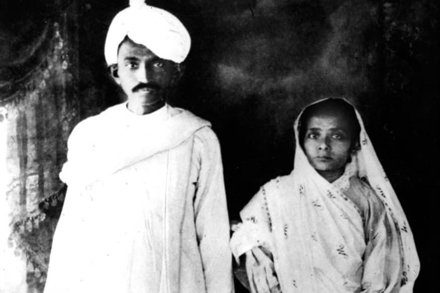 তবে তার অনেক আগেই ১৮৮৩-এ ১৩ বছর বয়সে মোহন দাসের বিয়ে হয় কস্তুরবাই মখানজি কাপাডিয়ার সঙ্গে ৷ জীবনের সবস্তরে, সব সিদ্ধান্তে স্বামীকে সমর্থন করে গিয়েছেন তিনি ৷ তবে তার অনেক আগেই ১৮৮৩-এ ১৩ বছর বয়সে মোহন দাসের বিয়ে হয় কস্তুরবাই মখানজি কাপাডিয়ার সঙ্গে ৷ জীবনের সবস্তরে, সব সিদ্ধান্তে স্বামীকে সমর্থন করে গিয়েছেন তিনি ৷