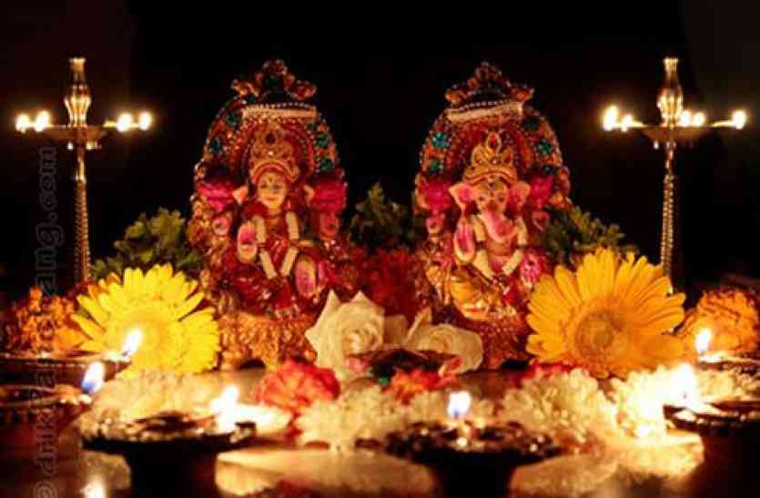 লক্ষ্মী মানে শুধুই অর্থ, প্রতিপত্তি নয় ৷ যেমন অর্থ থাকলেই সুখ পাওয়া যায় না, তেমনি লক্ষ্মী আর্শিবাদ থাকলেই সকল সুখের অধিকারি হওয়া যায় না ৷ লক্ষ্মীর কৃপা মানে, সংসারে সমৃদ্ধি লাভ, খুশির ঝলক, সর্বদা সুখের আশ্রয় ৷ তা কীভাবে লক্ষ্মীকে খুশি করবেন? লক্ষ্মী মানে শুধুই অর্থ, প্রতিপত্তি নয় ৷ যেমন অর্থ থাকলেই সুখ পাওয়া যায় না, তেমনি লক্ষ্মী আর্শিবাদ থাকলেই সকল সুখের অধিকারি হওয়া যায় না ৷ লক্ষ্মীর কৃপা মানে, সংসারে সমৃদ্ধি লাভ, খুশির ঝলক, সর্বদা সুখের আশ্রয় ৷ তা কীভাবে লক্ষ্মীকে খুশি করবেন?
