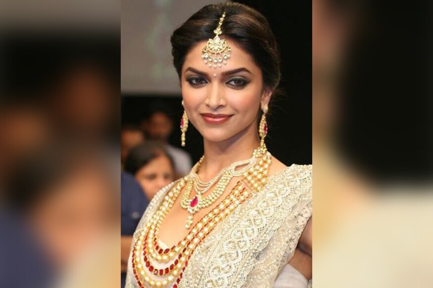 দীপিকা পাড়ুকোন পাশ্চাত্য পোশাকে যেরকম উষ্ণতা ছড়িয়ে দেন, ভারতীয় পোশাকে ঠিক তেমনিই রাজকীয় লাগে তাঁকে ৷ Photo - Collected দীপিকা পাড়ুকোন পাশ্চাত্য পোশাকে যেরকম উষ্ণতা ছড়িয়ে দেন, ভারতীয় পোশাকে ঠিক তেমনিই রাজকীয় লাগে তাঁকে ৷ Photo - Collected