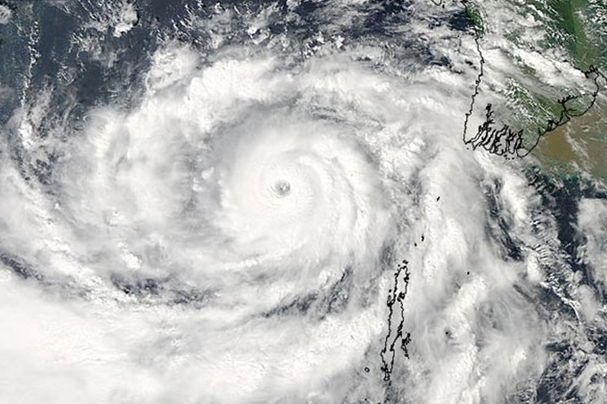 অন্ধ্র-প্রদেশের শ্রীকাকুলামে বৃহস্পতিবার সকালেই আছড়ে পড়েছে ঘূর্ণিঝড় তিতলি । অন্ধ্রের উত্তর উপকূলের ও ওড়িশার দক্ষিণ উপকূলের উপর দিয়ে তান্ডব চালাচ্ছে তিতলি । অন্ধ্র-প্রদেশের শ্রীকাকুলামে বৃহস্পতিবার সকালেই আছড়ে পড়েছে ঘূর্ণিঝড় তিতলি । অন্ধ্রের উত্তর উপকূলের ও ওড়িশার দক্ষিণ উপকূলের উপর দিয়ে তান্ডব চালাচ্ছে তিতলি ।