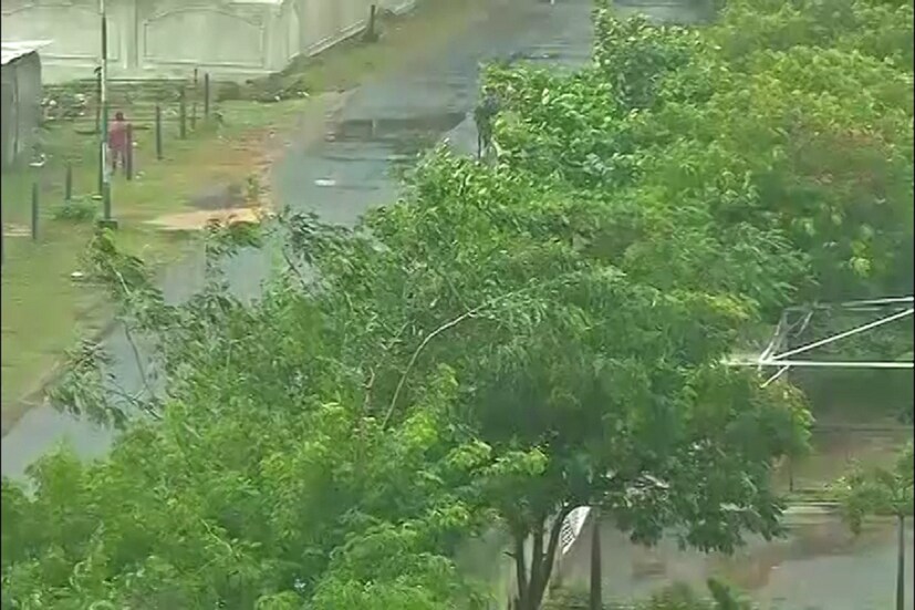 আবহাওয়া দফতর জানিয়েছে গঞ্জাম, খুরদা, পুরি, গজপতি, কেন্দ্রাপাড়া, ভদ্রক, জগৎসিংপুর ও বালাসোরে ইতিমধ্যেই সবচেয়ে বেশি প্রভাব পড়তে পারে ঘূর্ণিঝড়ের ।